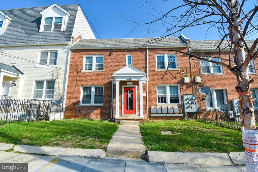 636 Girard St NE