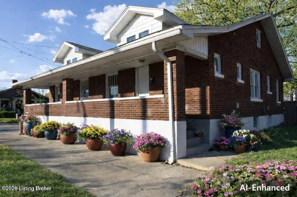 221 W Woodlawn Ave