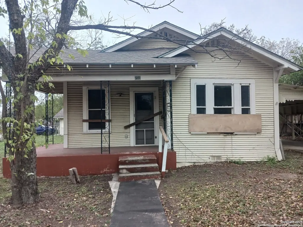 702 W Malone