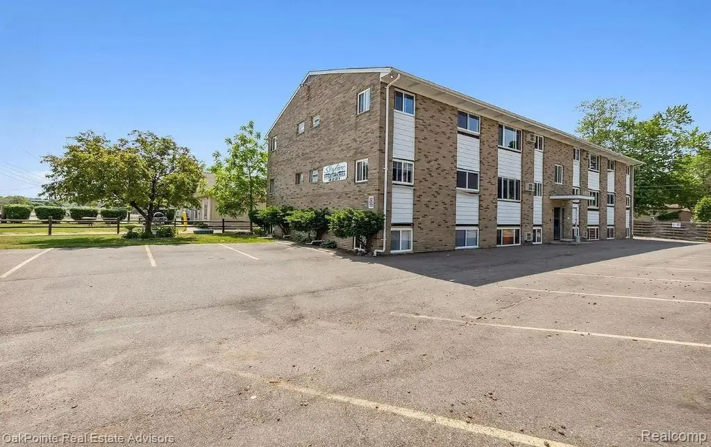 4221 N Grand River Ave