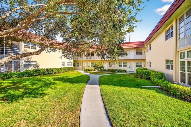 102 Royal Oak Dr #203
