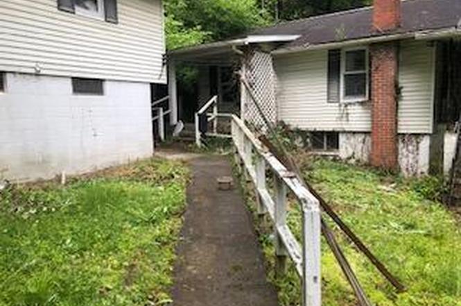 2493 Dickenson Hwy