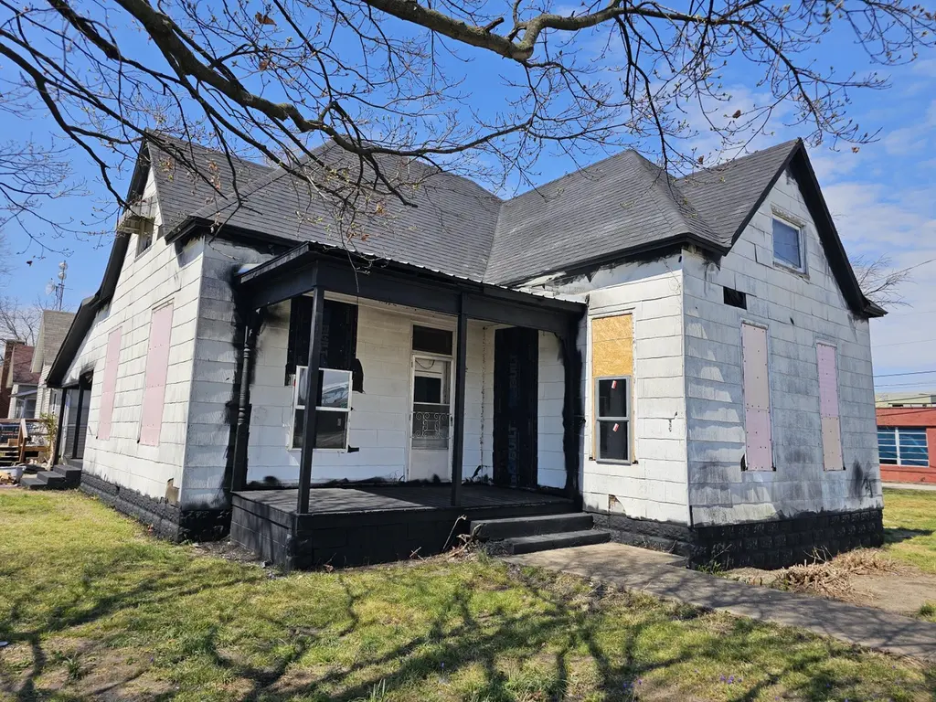 135 E Locust St