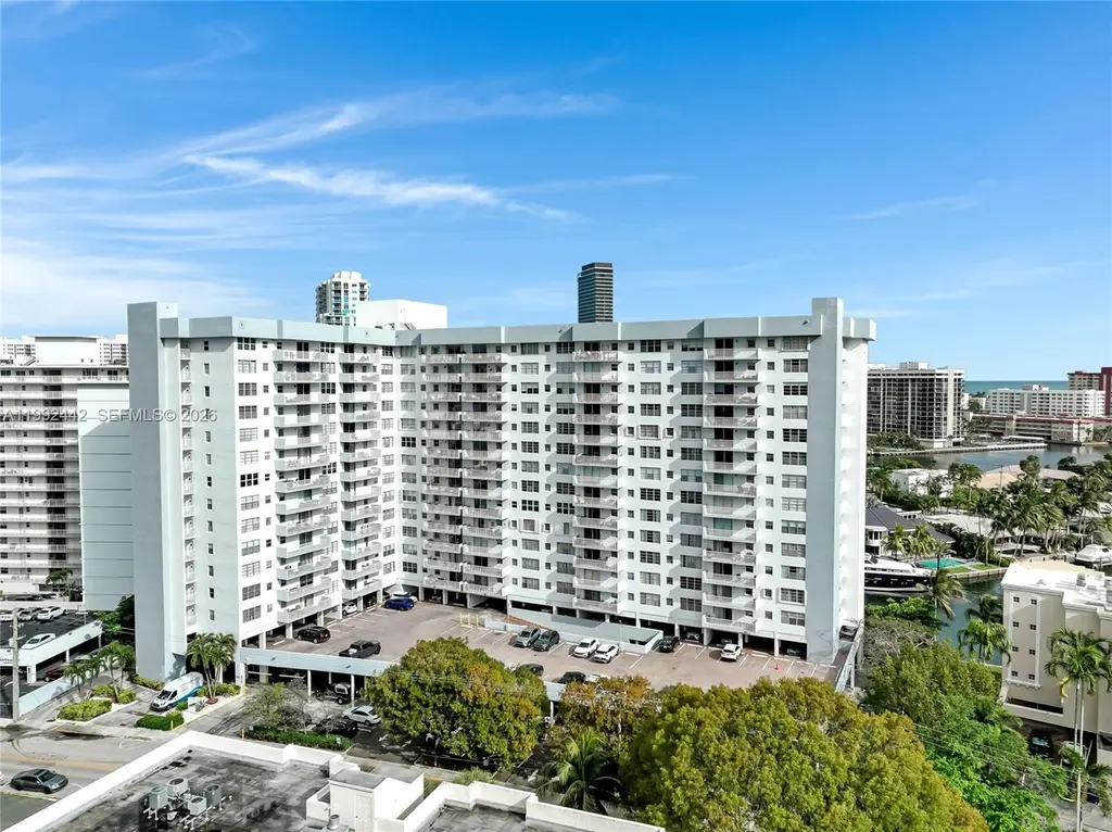 137 Golden Isles Dr #1214
