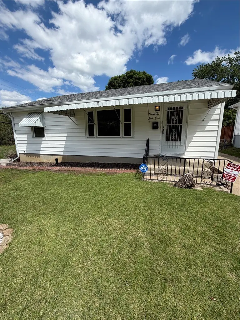 2464 N Maple Ave