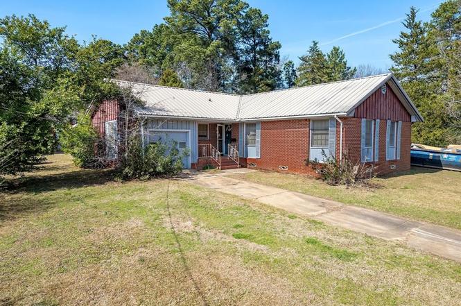 304 Hillcrest Blvd