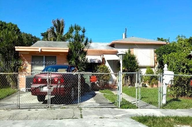734 NW 1st St
