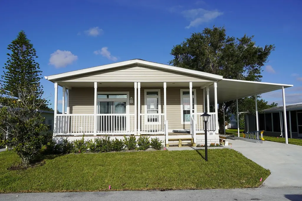 221 NE Forrest Ct