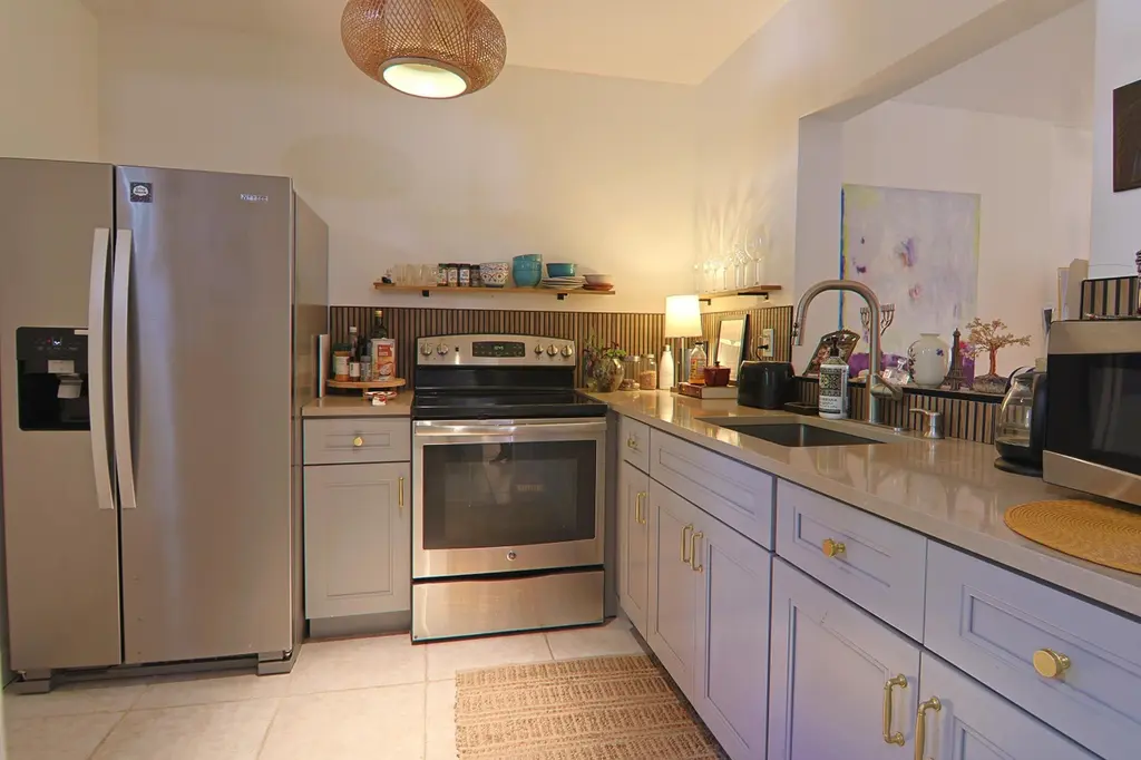 1000 NE 12th Ave #106