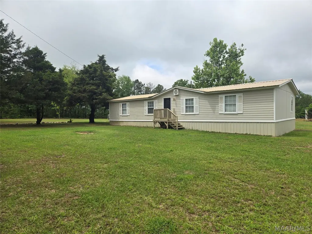 1813 County Road 117 Rd