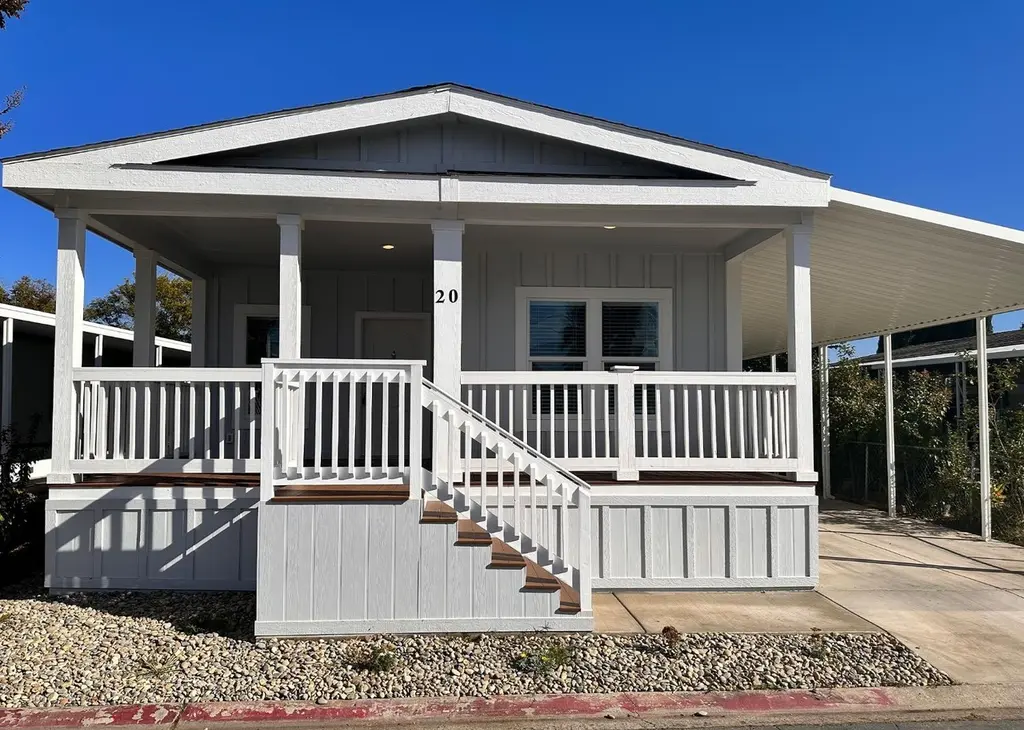 20 Commodore Ln