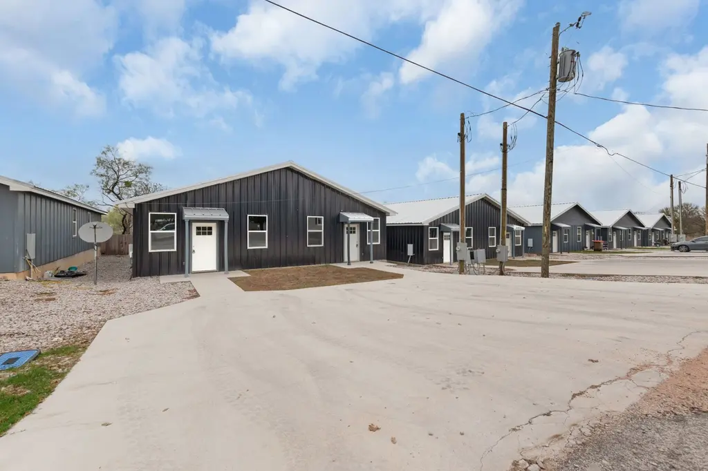 870 Waco St