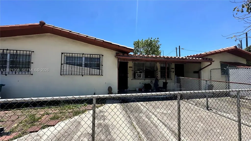 1050 SW 10th St