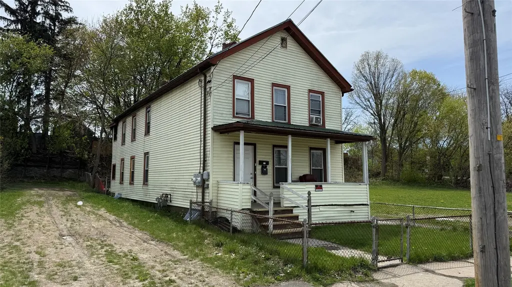 190 Henry St