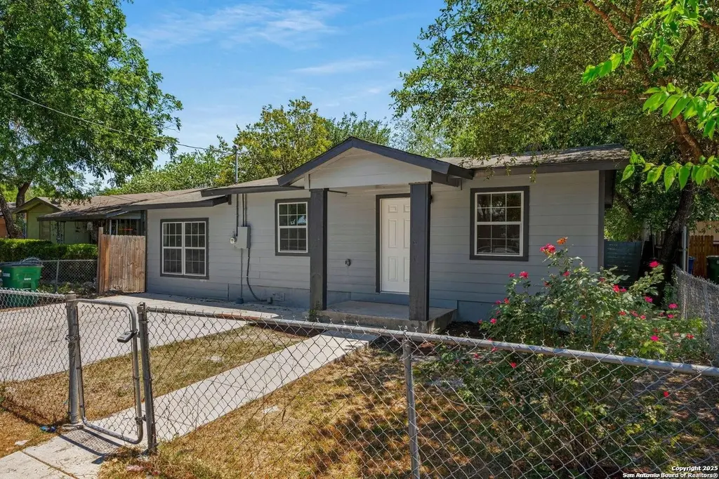 512 Vickers Ave