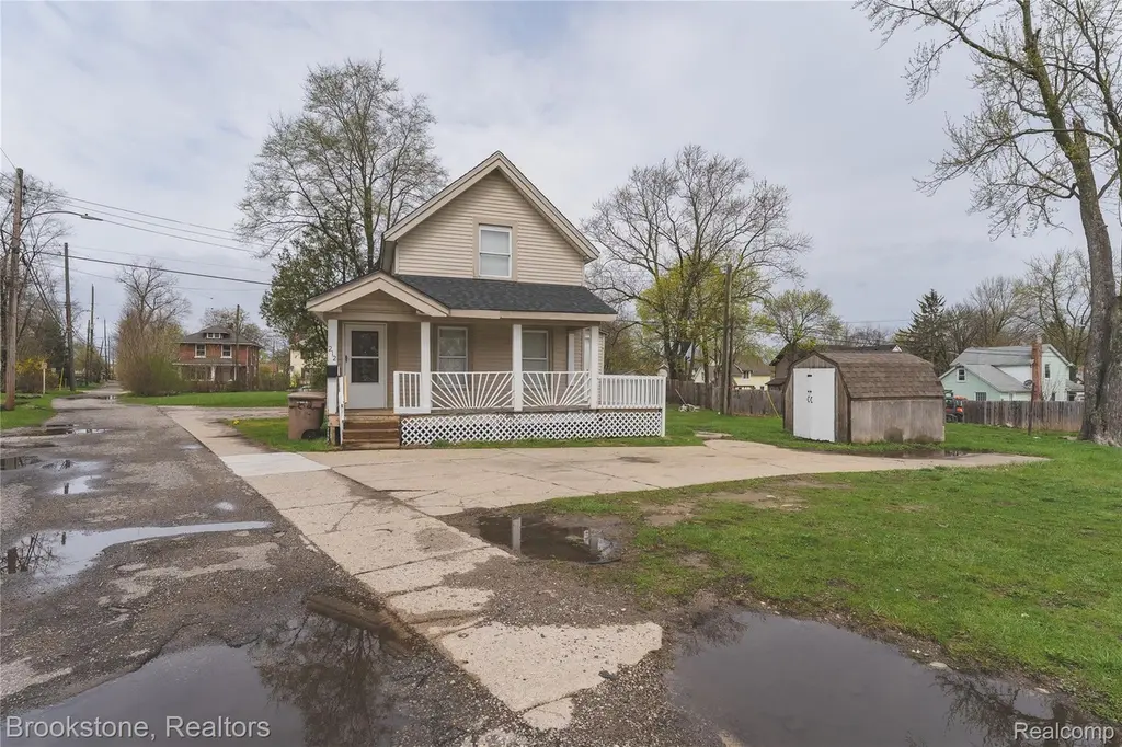 212 Sanderson Ave