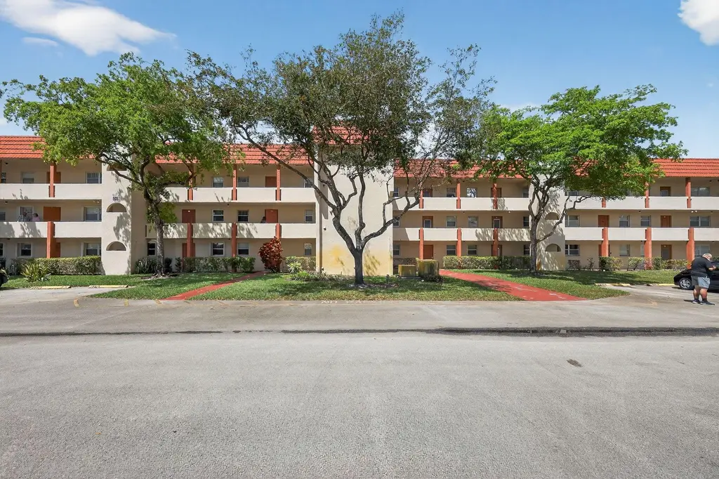 8051 N Sunrise Lakes Dr #307