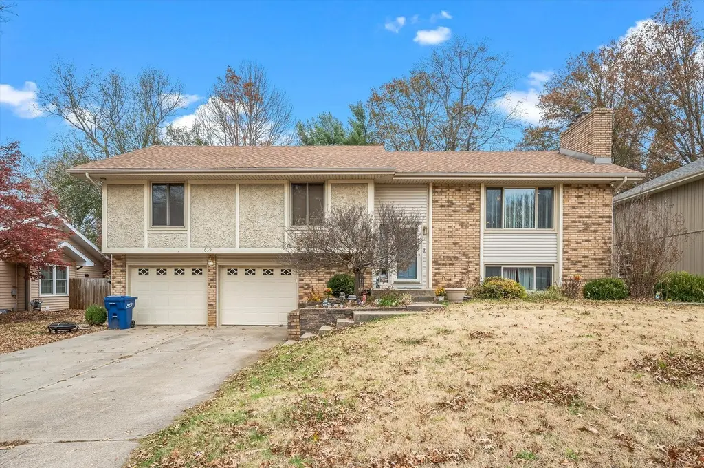 1039 E Manchester Dr