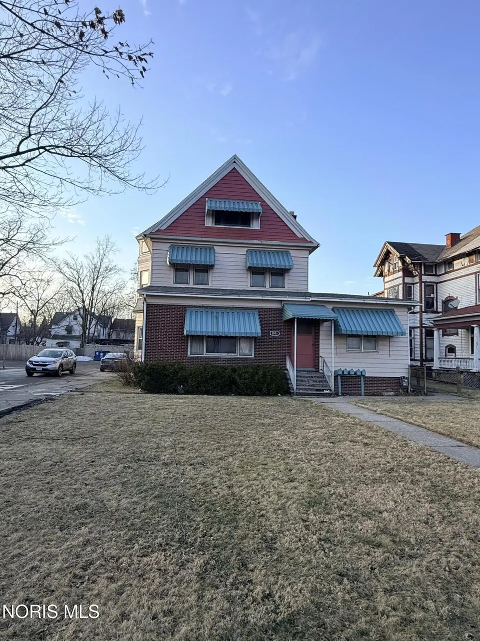1951 N Summit St