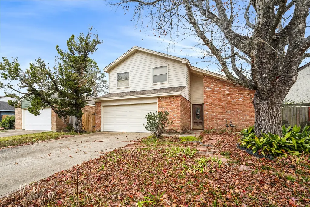 3302 Hunterwood Dr