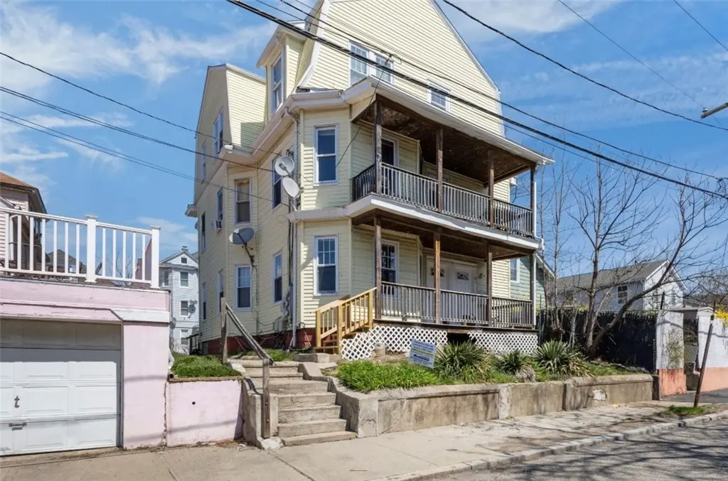 16 Maplehurst Ave