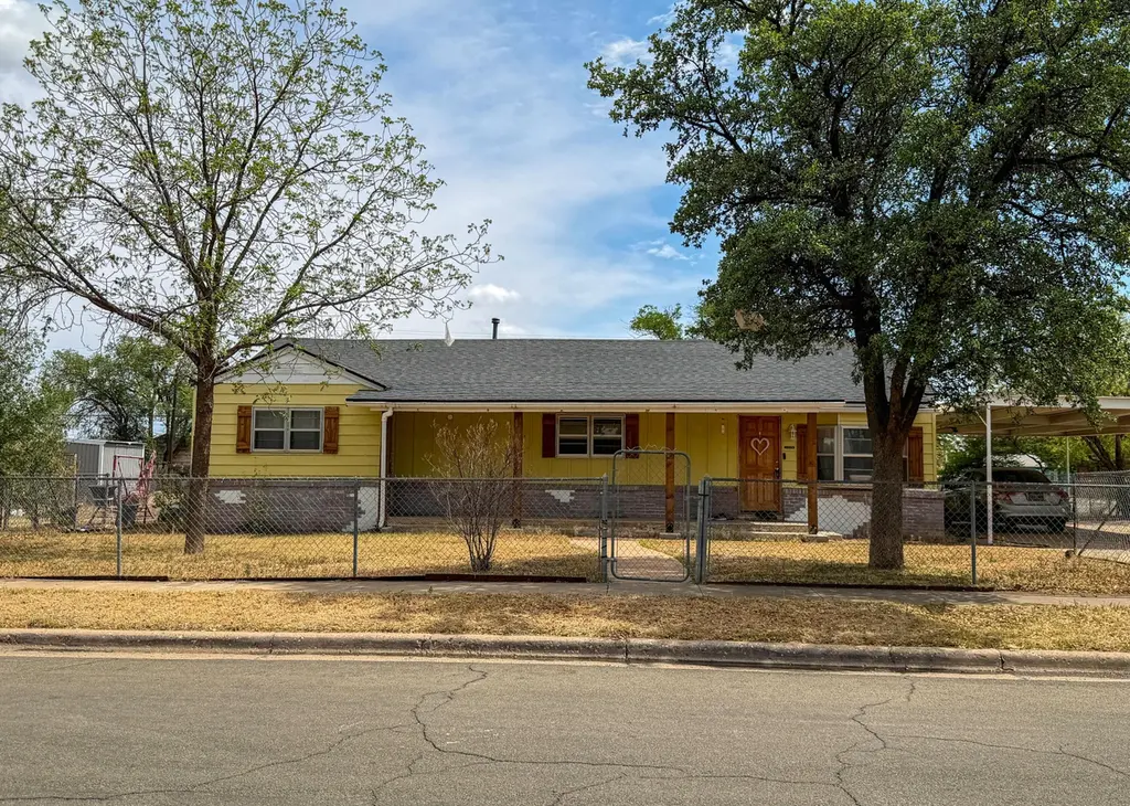 3221 Emory St
