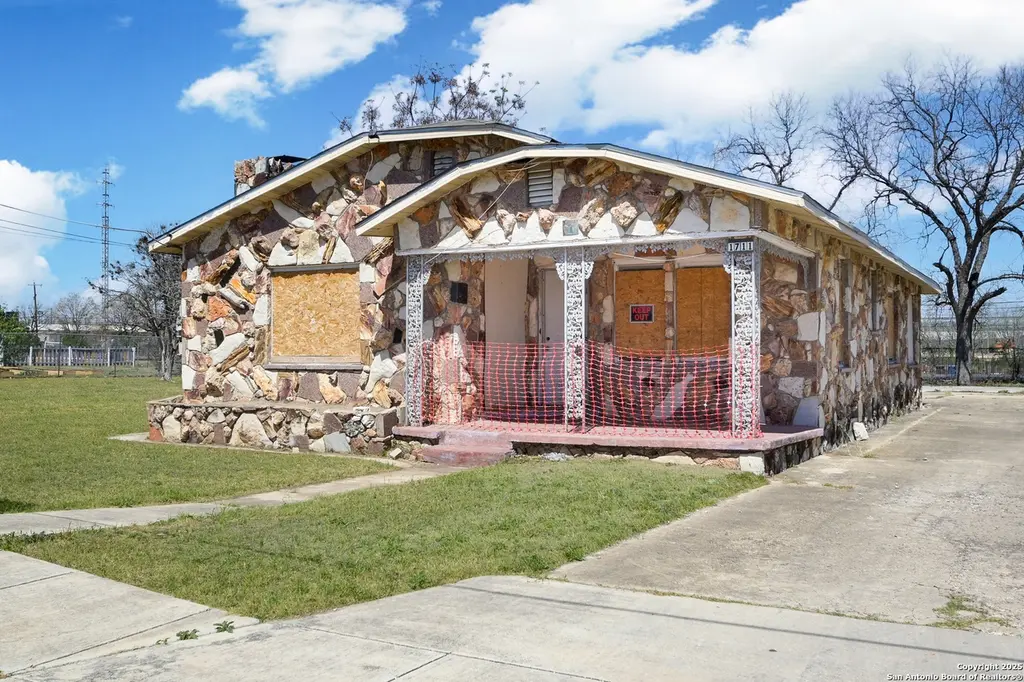 1711 Burleson