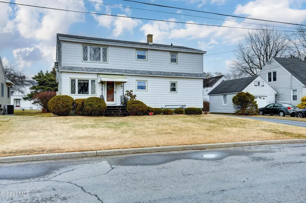 34 Cochrane Ave