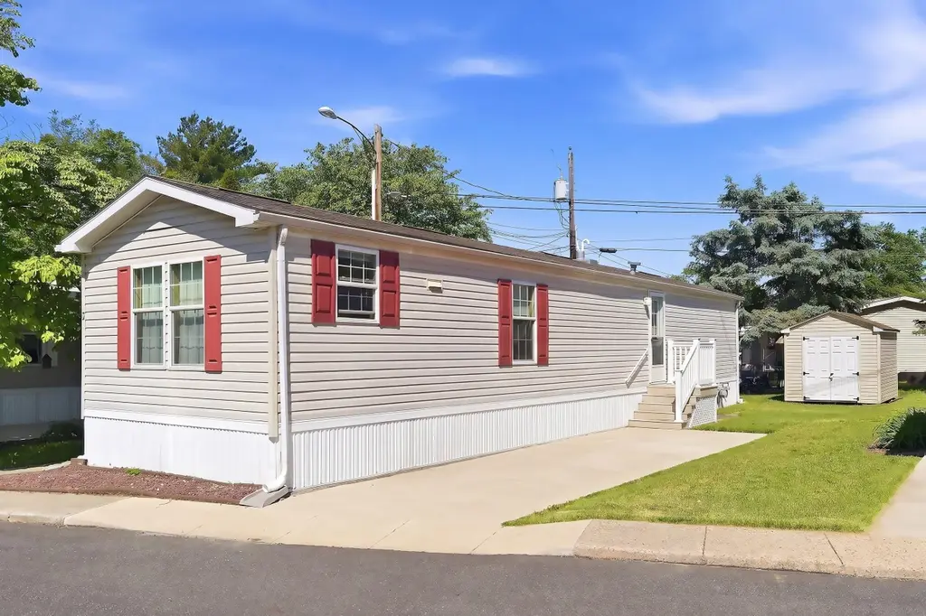 3 Blue Jay Dr