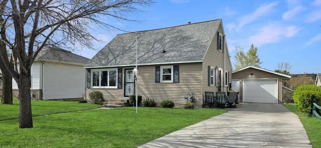 913 E Elm St