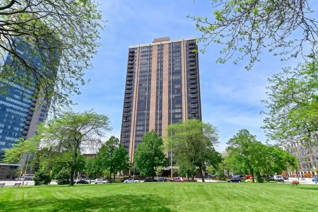 929 N Astor St #203