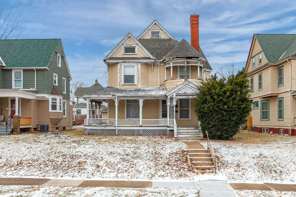 1934 Grand Ave