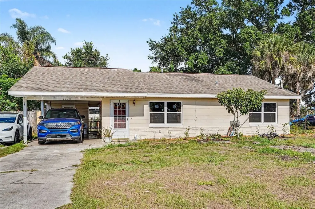 2710 Woodlawn Dr