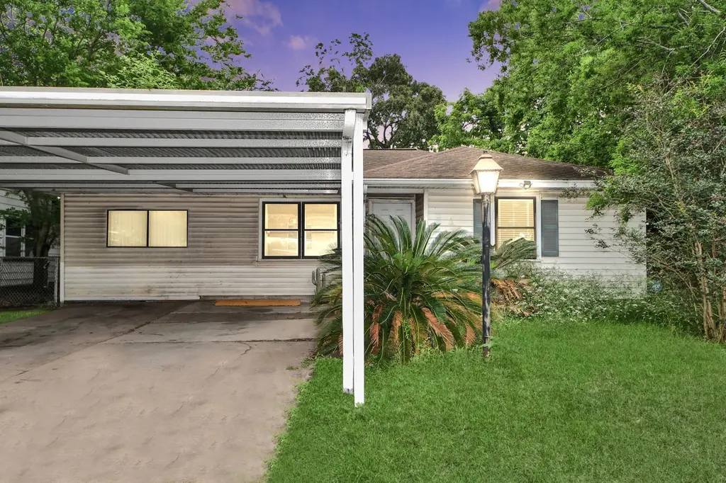 15709 Woodforest Blvd