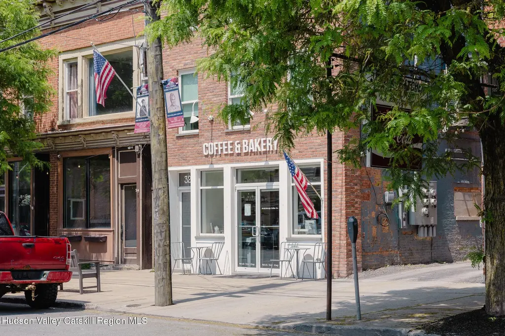320 Main St
