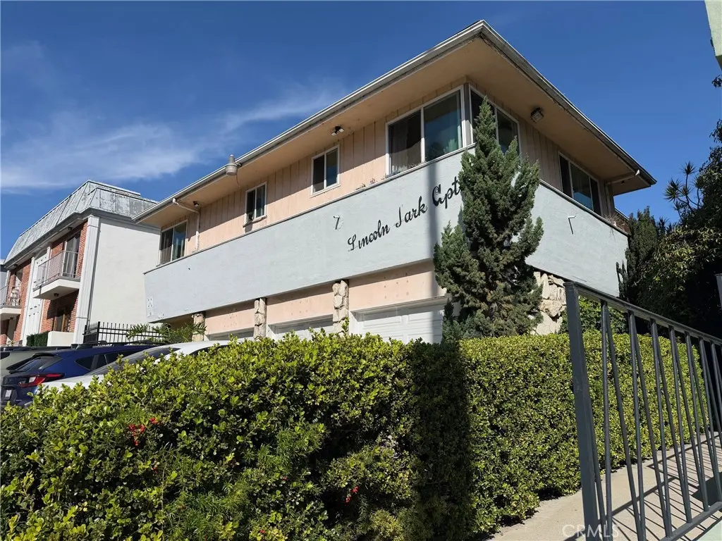 1129 Lincoln Blvd