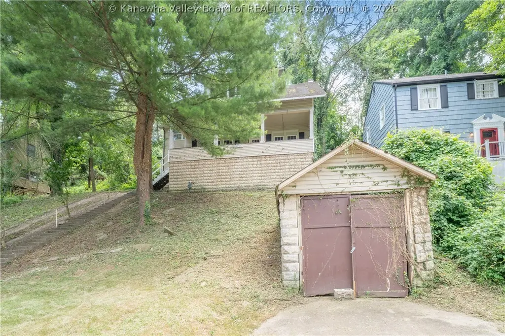 1215 Edgewood Dr