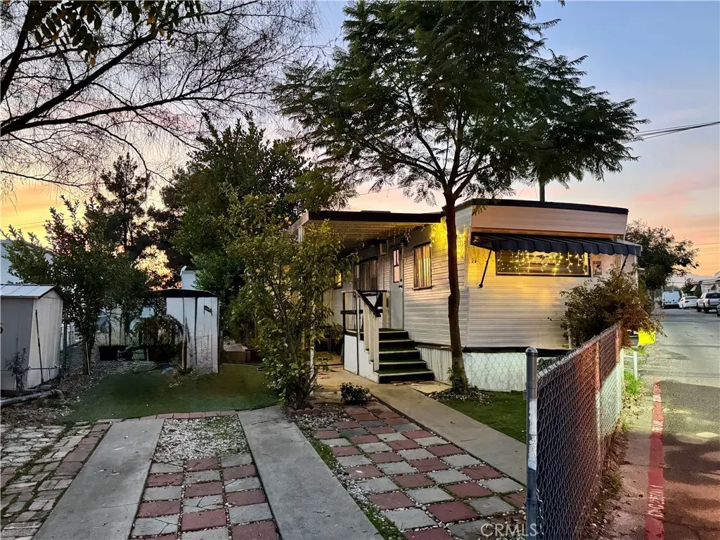 955 Inland Ctr #29