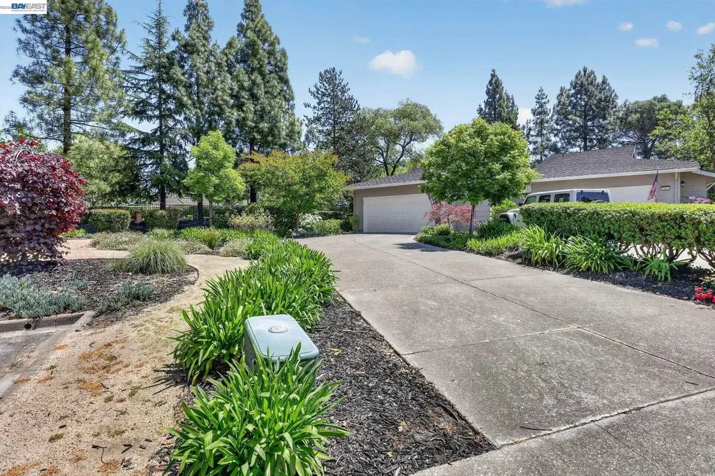 2266 Shoshone Cir