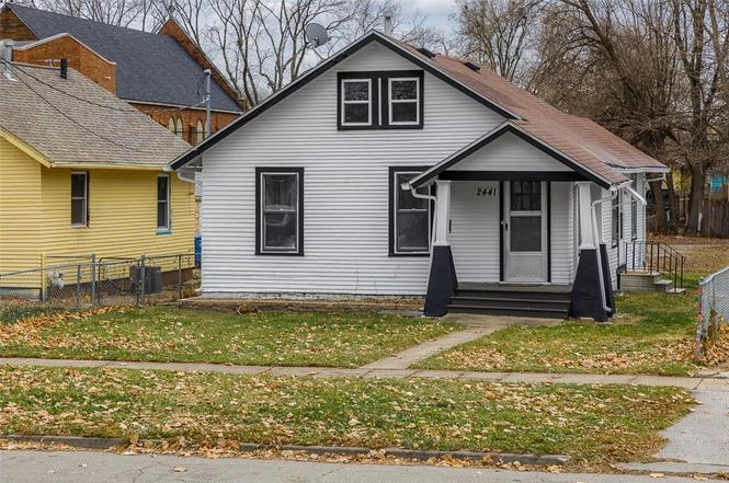 2441 E Grand Ave