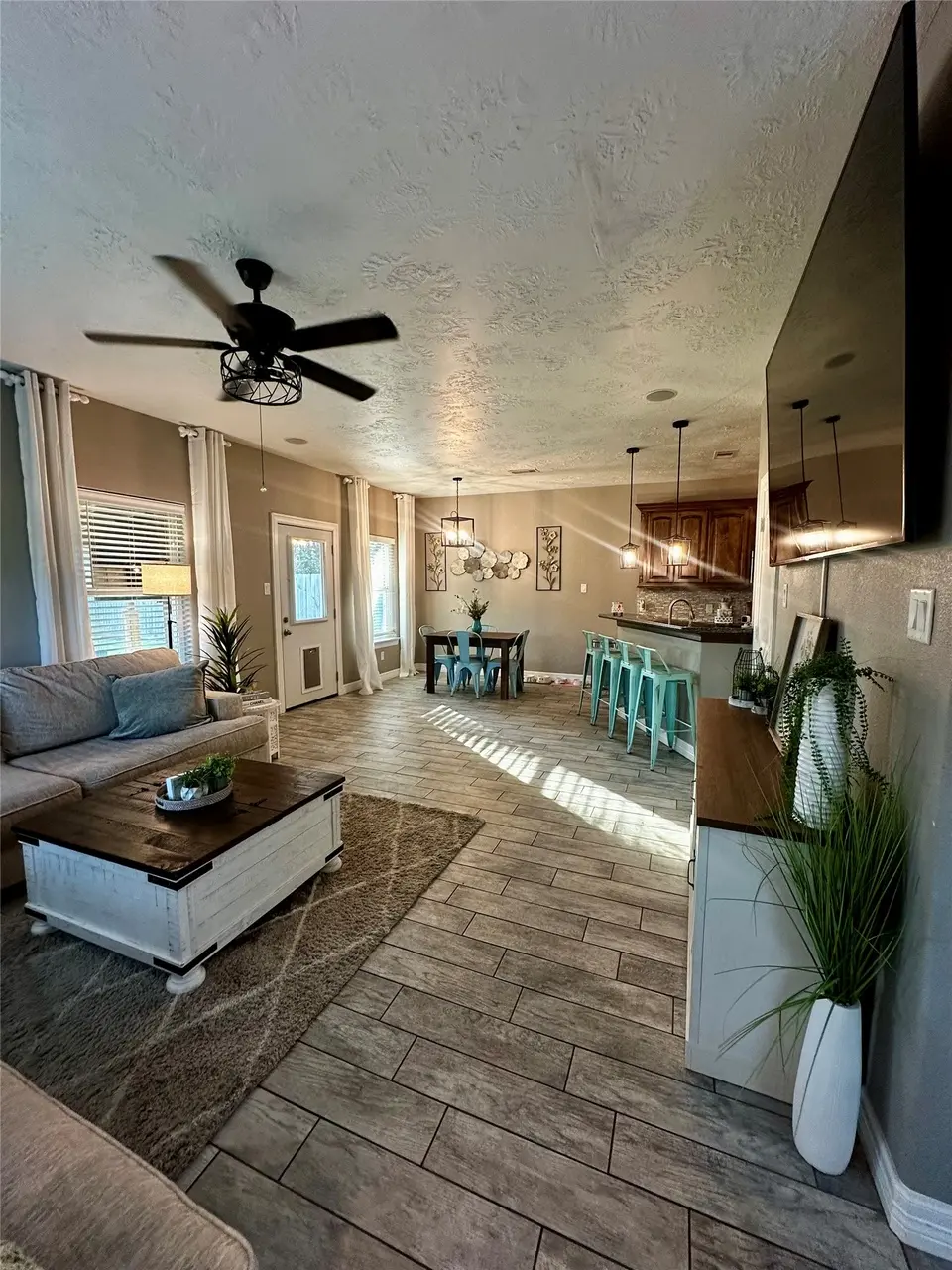 405 N Amherst Dr