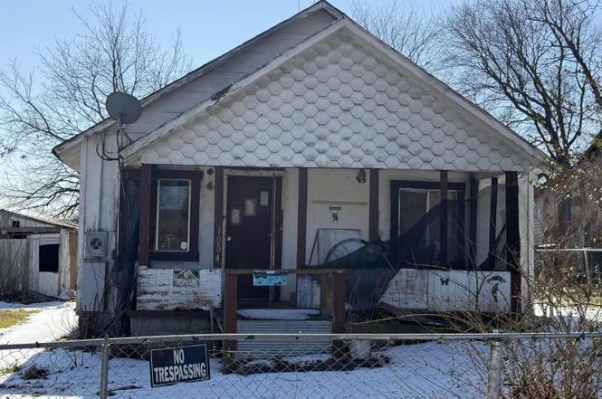1004 Reeves Ave