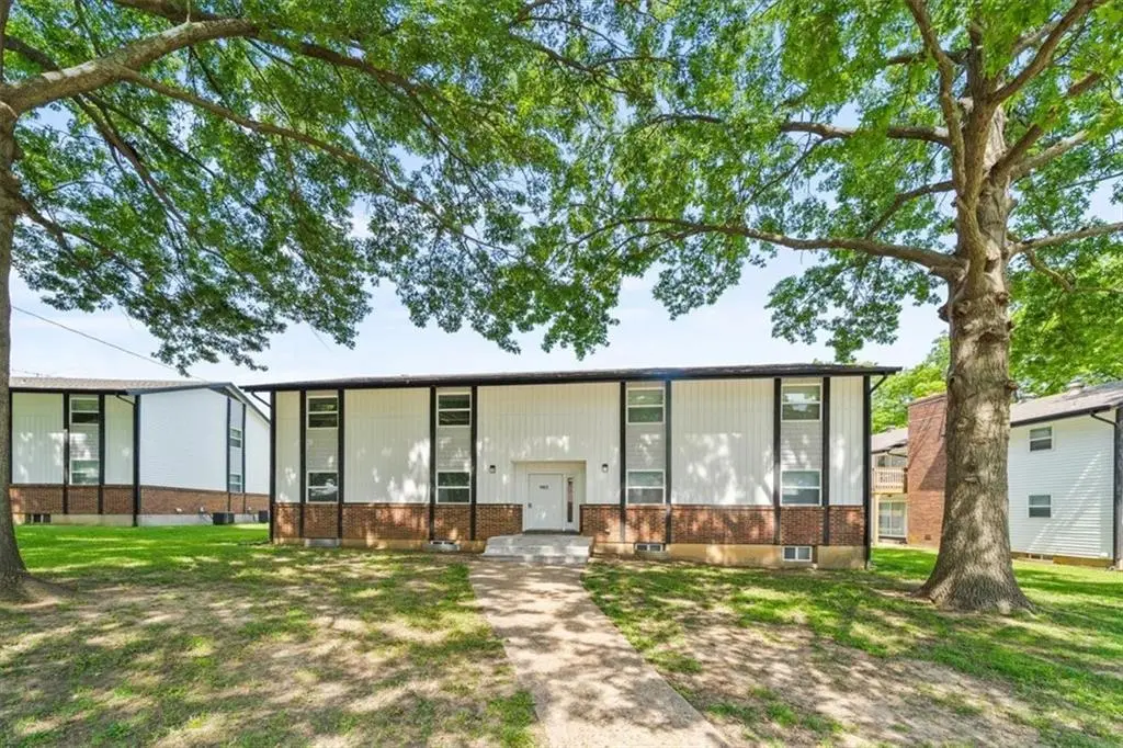 902 Twin Oaks Ter