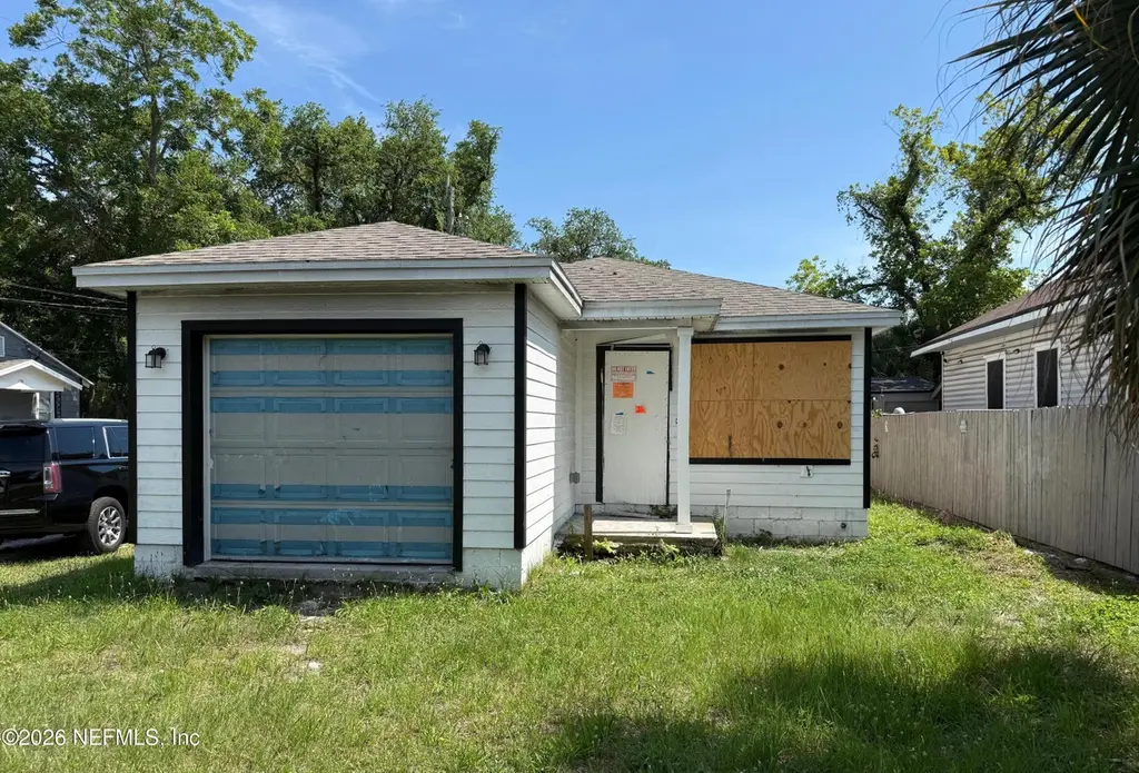 1030 8th St W