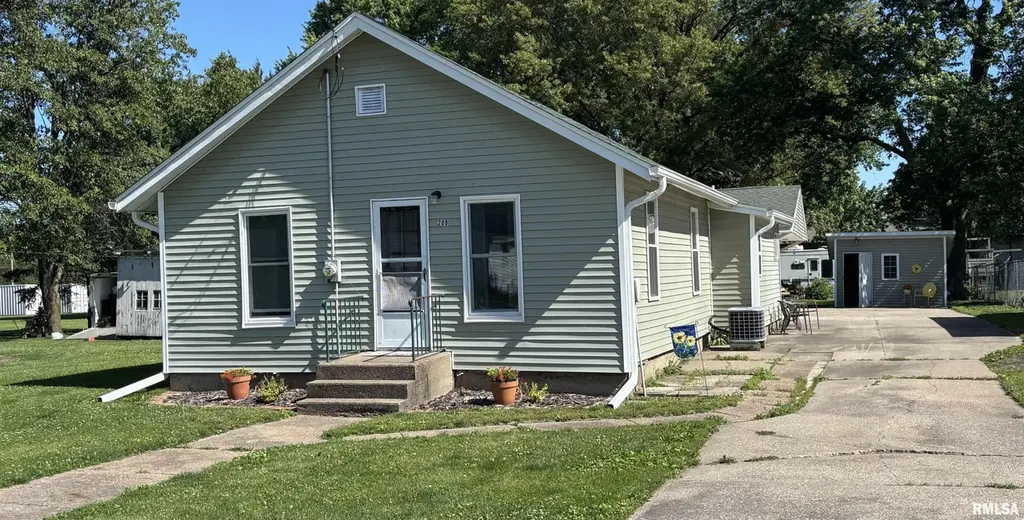 209 W C St