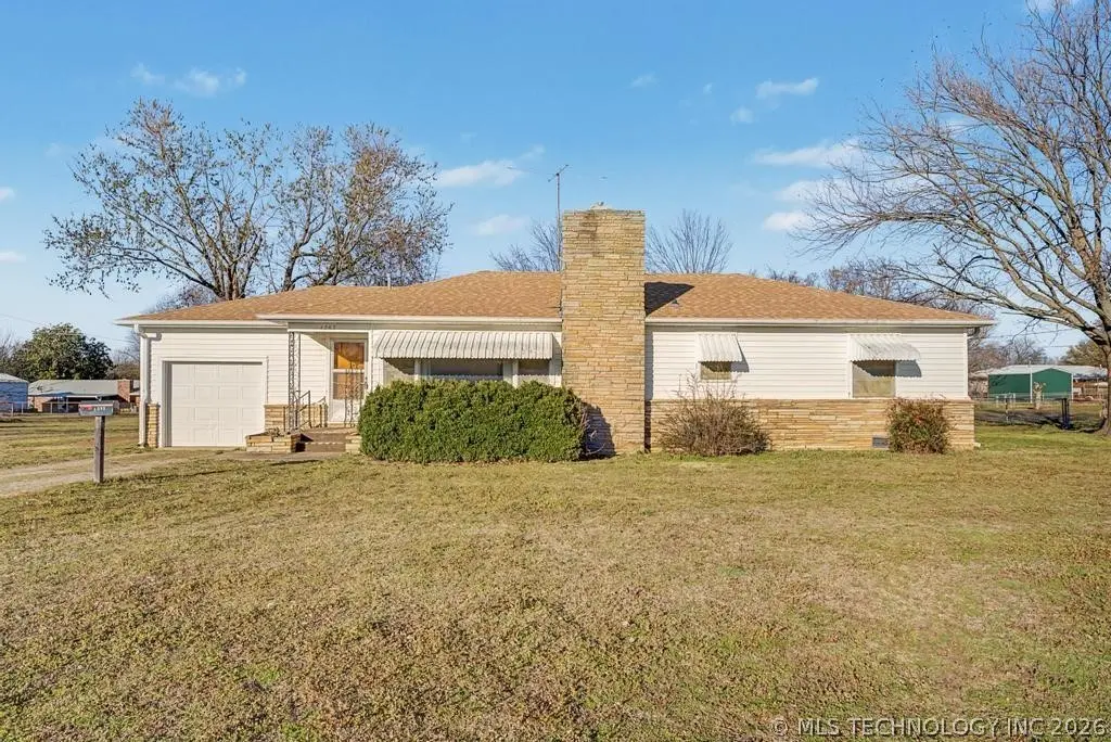 1202 W Davis Dr