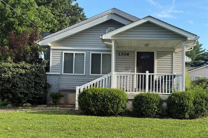 1306 Main St