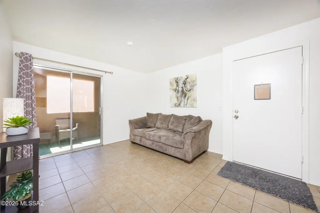 1810 E Blacklidge Dr #112