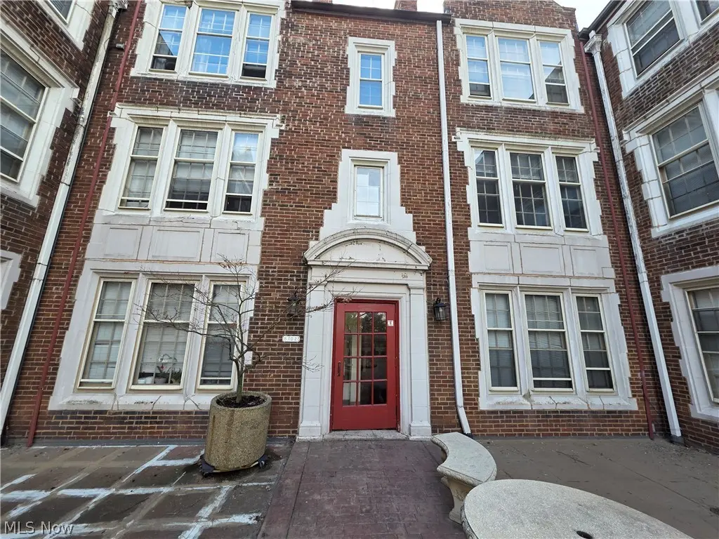 15610 Van Aken Blvd #18