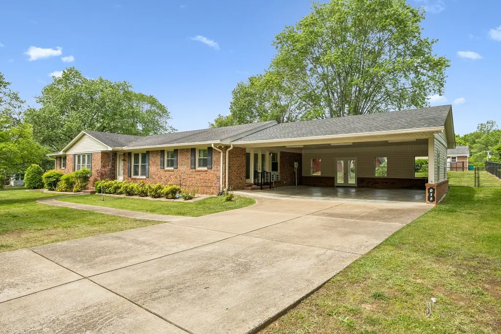 618 Fairlane Dr